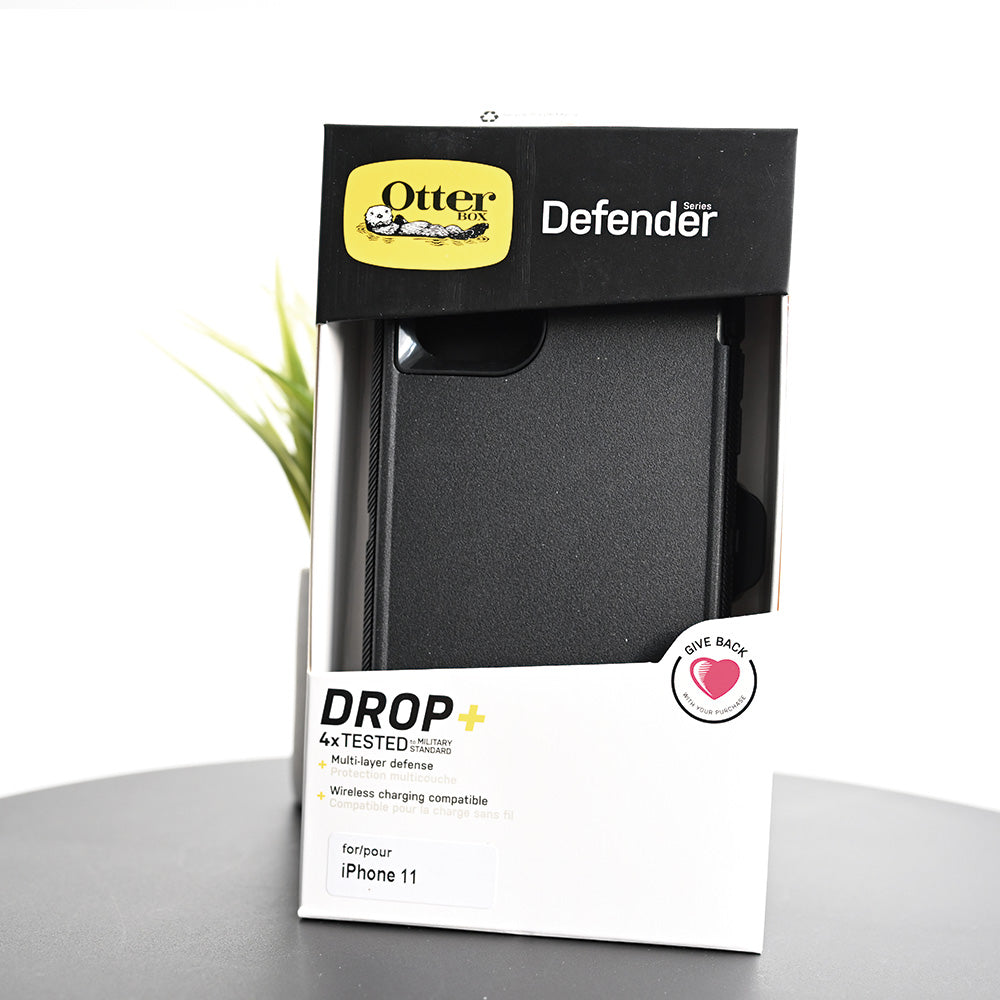 Estuche otterbox defender con clip color negro modelo  iphone 11